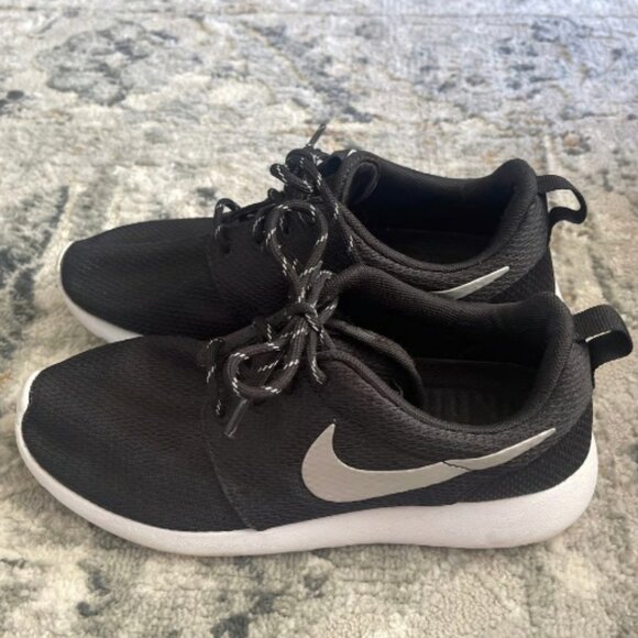 Nike Roshe One Women’s Black Sneakers 6.5 - Picture 1 of 4